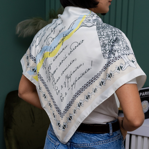 Хустка патріотична (атлас) 70х70 см (С70100-15) – стиль з українським характером