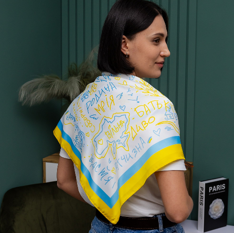 Хустка патріотична (атлас) 70х70 см (С70100-16) – стиль з українським характером