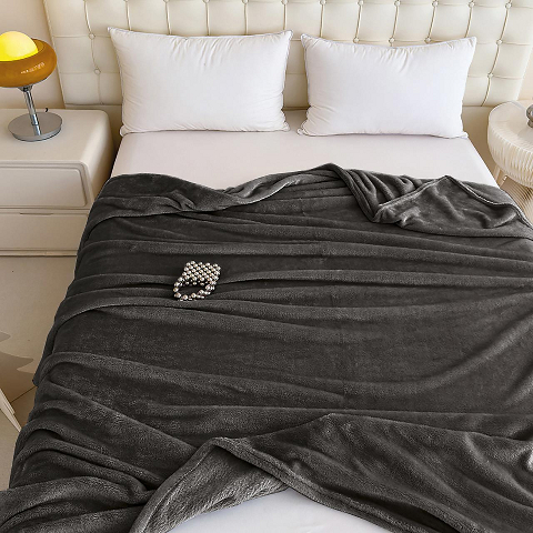 Покривало велюрове однотонне Comfort (графітове) 200х150 см – елегантність, м’якість і затишок у кожній деталі