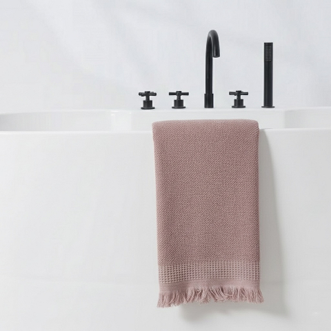 Рушник банний махровий Однотонний з бахромою (рожевий) 140х70 см - м’якість, комфорт і щоденна турбота