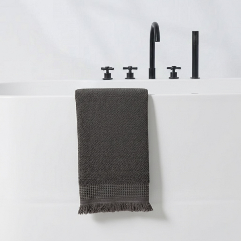 Рушник банний махровий Однотонний з бахромою (темно-сірий) 140х70 см - м’якість, комфорт і щоденна турбота
