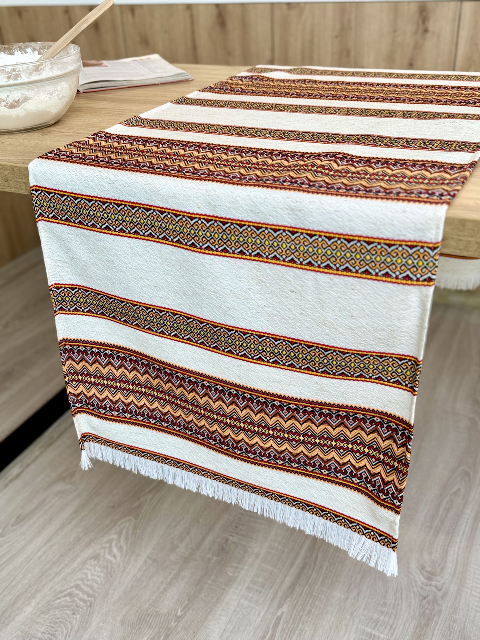 Скатертина-доріжка (ранер) вишита 140 х 47 см (рнд1-18-14) - стильний акцент і затишок у сервіруванні