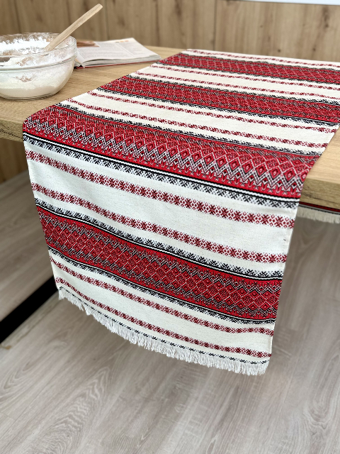 Скатертина-доріжка (ранер) вишита 140 х 47 см (мст1-1-14) - стильний акцент і затишок у сервіруванні