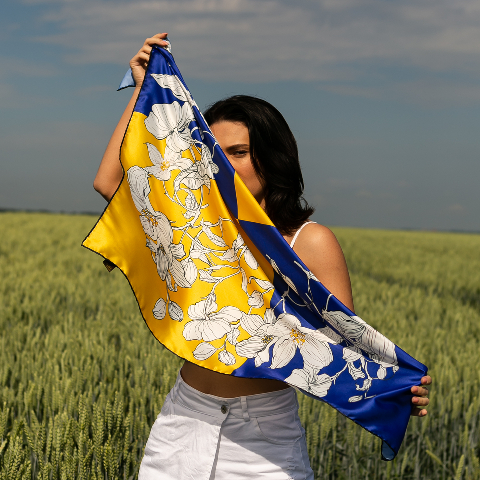 Хустка патріотична (атлас) 90 х 90 см (С90150-1) – стиль з українським характером