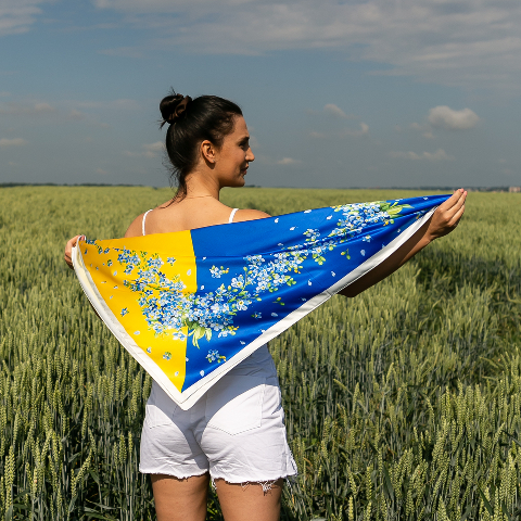 Хустка патріотична (атлас) 90 х 90 см (С90150-5) – стиль з українським характером