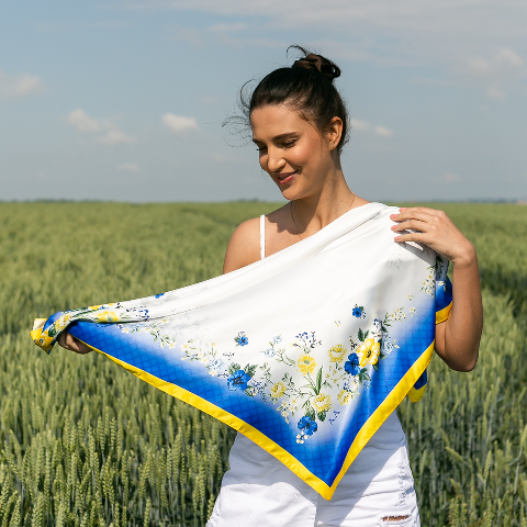 Хустка патріотична (атлас) 90 х 90 см (С90150-7) – стиль з українським характером