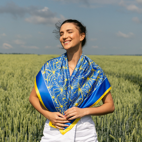 Хустка патріотична (атлас) 90 х 90 см (С90150-10) – стиль з українським характером