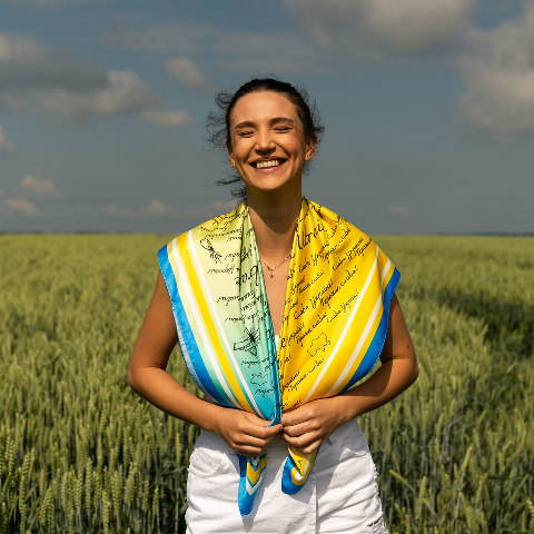 Хустка патріотична (атлас) 90 х 90 см (С90150-11) – стиль з українським характером