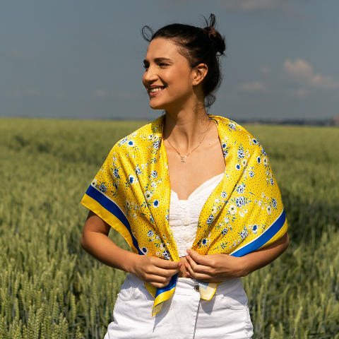 Хустка патріотична (атлас) 90 х 90 см (С90150-12) – стиль з українським характером