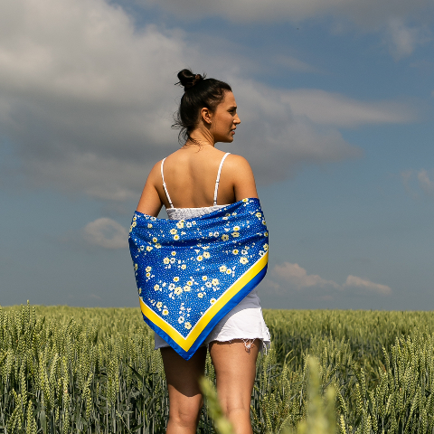 Хустка патріотична (атлас) 90 х 90 см (С90150-13) – стиль з українським характером