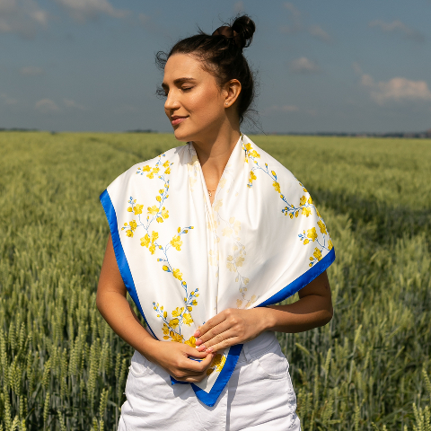 Хустка патріотична (атлас) 90 х 90 см (С90150-15) – стиль з українським характером