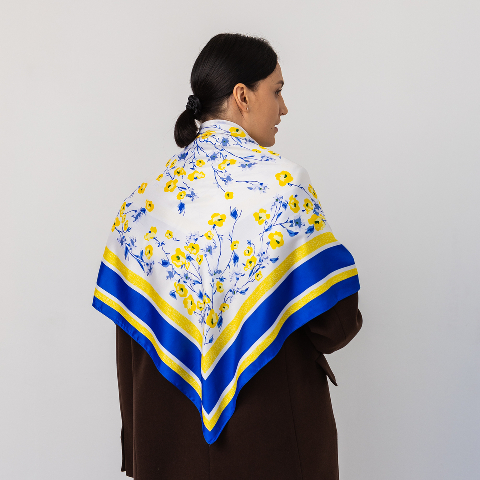 Хустка патріотична (атлас) 90 х 90 см (С90150-18) – стиль з українським характером