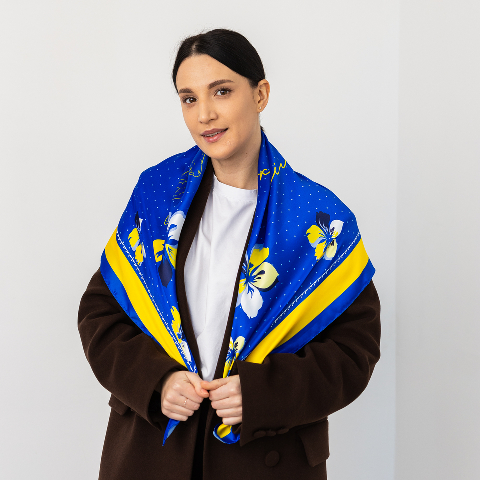 Хустка патріотична (атлас) 90 х 90 см (С90150-26) – стиль з українським характером