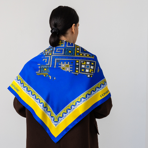 Хустка патріотична (атлас) 90 х 90 см (С90150-30) – стиль з українським характером