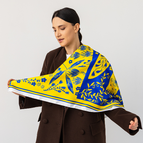 Хустка патріотична (атлас) 90 х 90 см (С90150-35) – стиль з українським характером