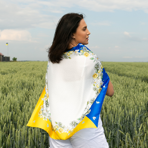 Хустка патріотична (атлас) 70х70 см (С70100-3) – стиль з українським характером