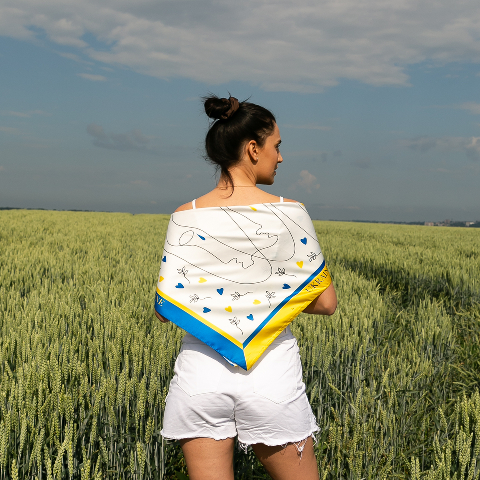 Хустка патріотична (атлас) 70х70 см (С70100-5) – стиль з українським характером
