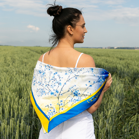 Хустка патріотична (атлас) 70х70 см (С70100-8) – стиль з українським характером