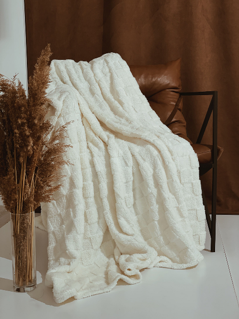 Покривало велюрове Клітинка (молочне) 200х230 см – естетика і затишок для вашого дому